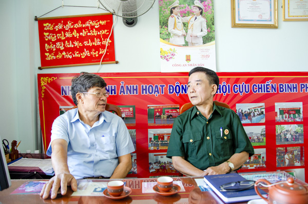 CCB Phạm Ngọc Thược (bìa phải) cùng đồng chí, đồng đội của mình ôn lại những năm tháng đấu tranh bảo vệ biên giới phía Bắc năm 1979.