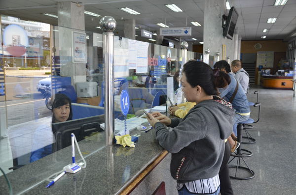 Khách hàng giao dịch tại VietinBank chi nhánh Vũng Tàu.