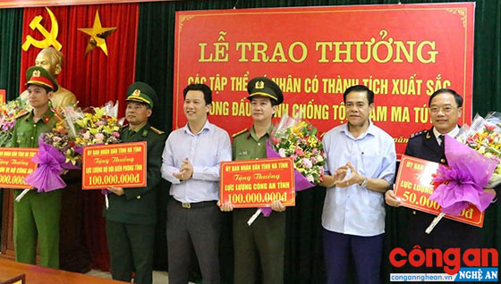 Trao thưởng 300 triệu đồng cùng nhiều Bằng khen cho các lực lượng tham gia phá án.
