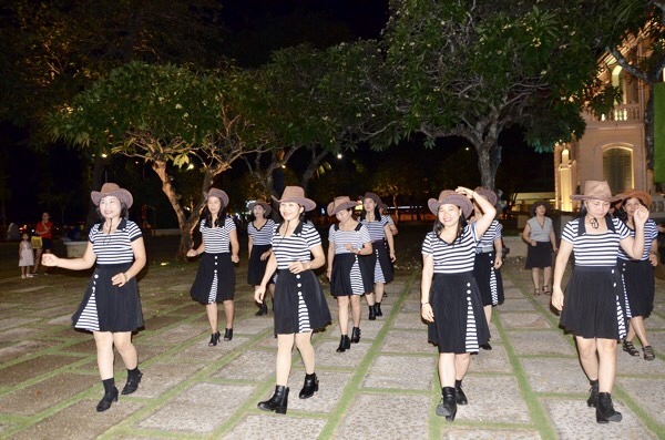 Nhóm Line dance biểu diễn một tiết mục nhảy tại Ngày thơ Việt Nam.