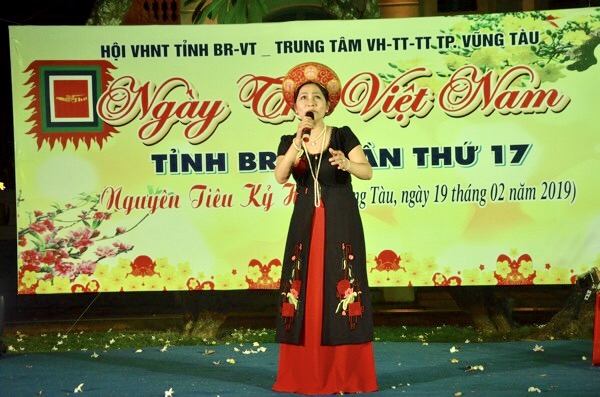 Nghệ sĩ Quế Châu diễn ngâm bài thơ Nguyên tiêu của Chủ tịch Hồ Chí Minh.