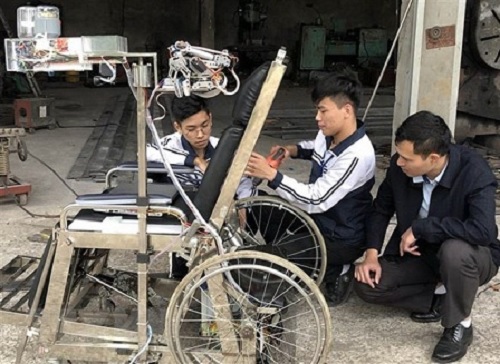 Hai em học sinh cùng với sản phẩm của mình - Ảnh: TTXVN