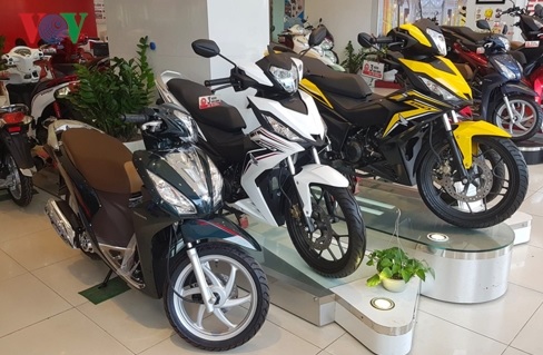 Sau Tết, để kích cầu, nhiều đại lý đã phải tung các chương trình tặng quà hay giảm giá xe.