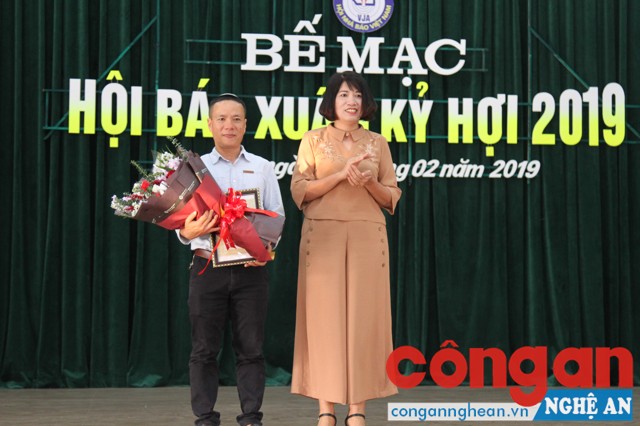 Trao giải B cho tác giả với tác phẩm