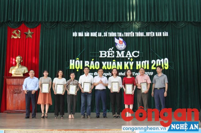 Trao giải C và giải Khuyến khích cho các tác giả
