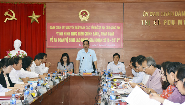 Ông Đặng Thuần Phong, Phó Chủ nhiệm Ủy ban về các vấn đề xã hội của Quốc hội phát biểu tại buổi làm việc với UBND TX. Phú Mỹ. 
