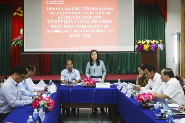 Bà Nguyễn Thị Kim Thúy, Ủy viên thường trực Ủy ban về các vấn đề xã hội của Quốc hội phát biểu tại buổi làm việc với huyện Long Điền.