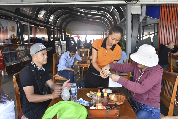 Hành khách dùng bữa trưa tại cảng Cầu Đá và được Công ty CP Tàu cao tốc Phú Quốc hỗ trợ 100 ngàn đồng/người.