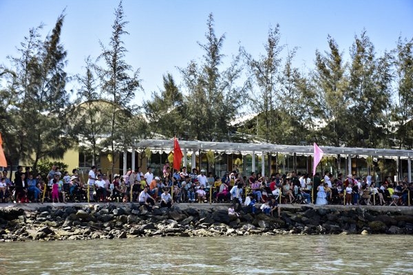 Đông đảo người dân, du khách đến xem và cổ vũ.