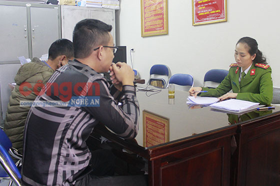 Cán bộ Đội Đặc doanh lấy lời khai, làm rõ vụ việc