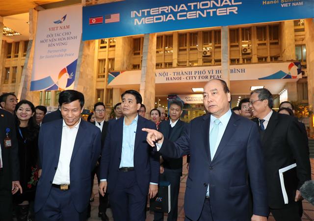 Chiều tối ngày 24/2, Thủ tướng tiếp tục đến kiểm tra công tác chuẩn bị tại Trung tâm Báo chí phục vụ Hội nghị. Ảnh: VGP/Quang Hiếu