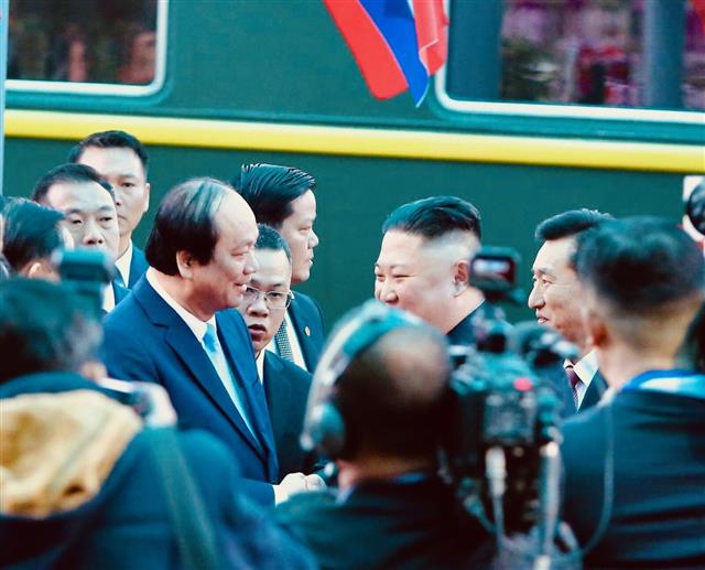 Đồng chí Võ Văn Thưởng, đồng chí Mai Tiến Dũng đón Chủ tịch Triều Tiên Kim Jong-un. Ảnh VGP/Nhật Bắc 