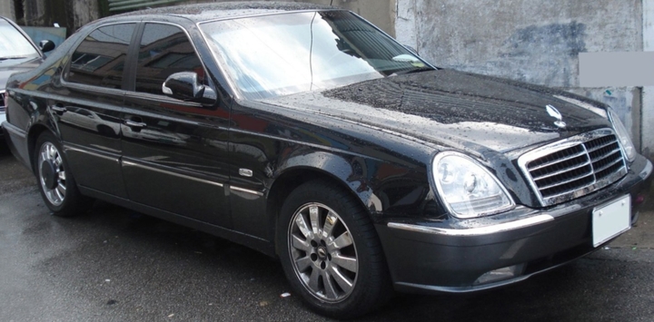 Mẫu xe Zunma trên đây của Pyeonghwa có nét thiết kế giống chiếc Mercedes E320 đời 1997 và đèn pha của Ford Scorpio đời 2004. (Ảnh: Wikpedia)