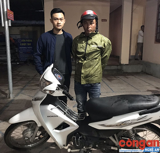 Thiếu úy Nguyễn Tất Huy (bên trái) bắt giữ đối tượng cùng tang vật  trong vụ trộm