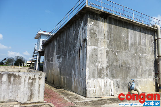 Bể chứa nước thô lắng, lọc có hiện tượng sụt lún và xuất hiện nhiều vị trí nứt, rạn, nước thấm ra ngoài