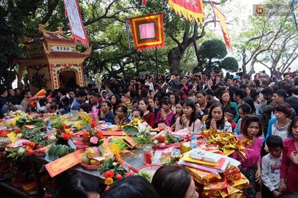 Chen chúc nhau đi chùa là cảnh tượng phổ biến đầu năm.