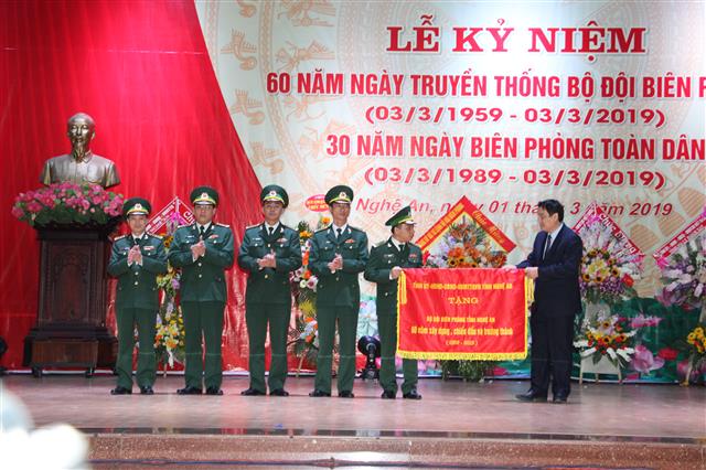Nhân dịp này, Tỉnh ủy, HĐND, UBND, UBMTTQVN tỉnh tặng Bộ chỉ huy BĐBP tỉnh bức trướng mang dòng chữ 