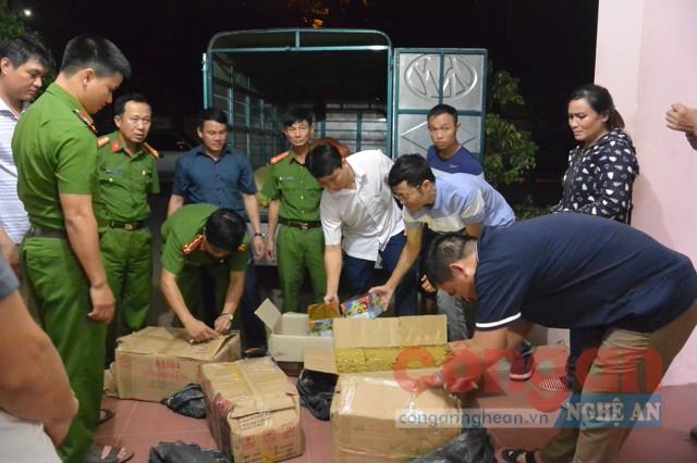 Phòng Cảnh sát Môi trường kiểm tra tang vật  trong 1 vụ mua bán trái phép pháo nổ