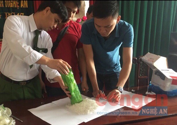 Cán bộ Phòng Cảnh sát ĐTTP về Ma túy phối hợp với lực lượng chức năng cân trọng lượng ma túy trong Chuyên án 222Q