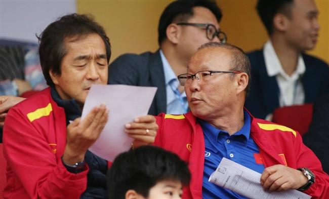 Thầy Park và trợ lý HLV Lee Young Jin chọn những quân bài tốt nhất cho tuyển U23