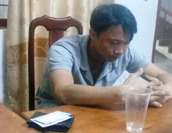 Đối tượng Tuấn khi đang bị tạm giữ tại Đồn Công an Quảng Sơn (Ảnh do cơ quan điều tra cung cấp).