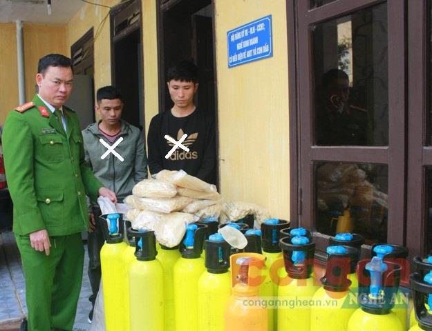 Đội đặc doanh phòng Cảnh sát QLHC về TTXH bắt giữ đối tượng (X) cùng tang vật vụ kinh doanh 