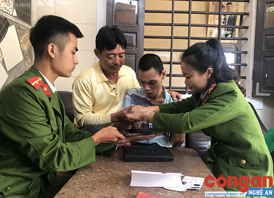 Cán bộ Công an TP Vinh đến tận nhà làm thủ tục cấp CMND cho người dân có hoàn cảnh đặc biệt