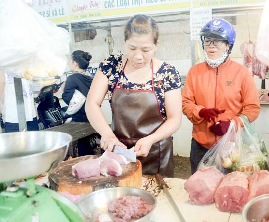 Người dân chọn mua thịt heo tại chợ Bà Rịa.