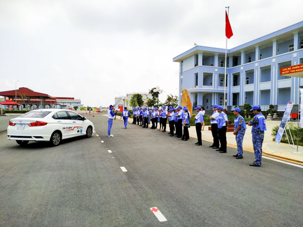 Đại diện Honda Việt Nam và Honda Ôtô Bà Rịa Vũng Tàu - Bà Rịa hướng dẫn các kỹ năng lái xe an toàn cho học viên.
