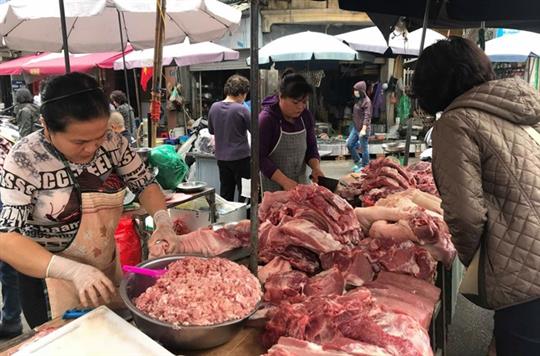 Người tiêu dùng bằng mắt thường có thể phân biệt được thịt lợn không bị dịch, chọn mua thịt an toàn để sử dụng.