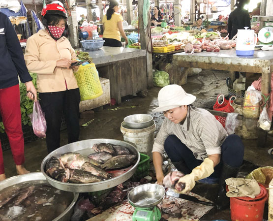 Tiểu thương chợ phường 1, TP. Vũng Tàu bày bán, sơ chế thực phẩm trên nền chợ, không bảo đảm tiêu chí an toàn  vệ sinh thực phẩm của “chợ văn minh thương mại”.