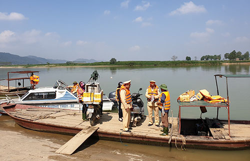 Lực lượng Công an tiến hành kiểm tra phương tiện.