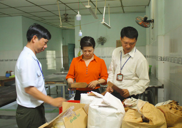 Lực lượng chức năng kiểm tra nguyên liệu làm bánh tại một cơ sở sản xuất bánh Trung thu tại huyện Long Điền.