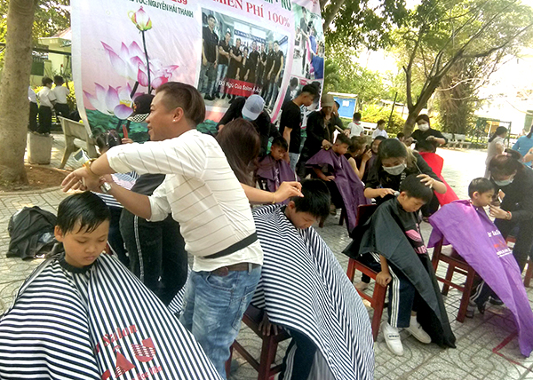 Thợ của Salon tóc Á Âu cắt tóc miễn phí cho trẻ em nghèo phường Long Tâm (TP.Bà Rịa).