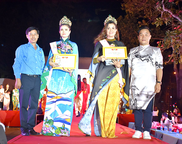 Ban tổ chức trao vương miện Hoa khôi cho Huất Thái Phương Thủy và Phạm Thị Kim Phụng.