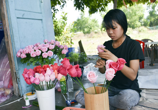 Chị Nguyễn Thị Hồng Phương (xã Long Mỹ, huyện Đất Đỏ) khởi nghiệp với nghề làm hoa giấy. Ảnh: PHÚC LƯU