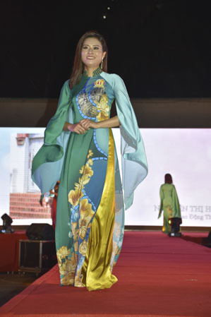 Phần trình diễn áo dài truyền thống của thí sinh Nguyễn Thị Hồng Sương, CĐCD Sở LĐTBXH.