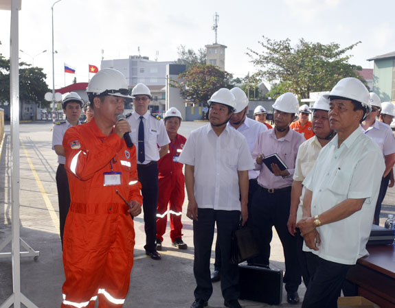 Ông Đỗ Mạnh Hà, Cảng trưởng Cảng VSP giới thiệu về cảng với Đoàn Giám sát của Quốc hội.