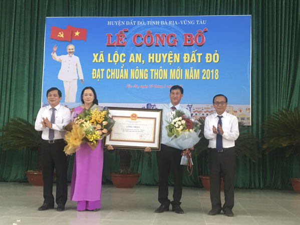 Chiều 22-3, UBND xã Lộc An (huyện Đất Đỏ) đã tổ chức đón nhận Quyết định của UBND tỉnh công nhận xã đạt chuẩn nông thôn mới (NTM). 