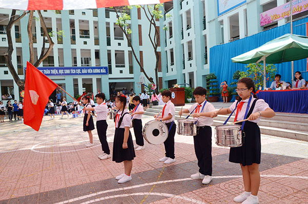 Liên đội Trường TH Bàu Sen thực hiện phần thi đồng diễn trống Đội.
