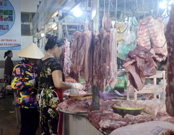 Sau khi có thông tin về dịch tả heo châu Phi, lở mồm long móng, sức mua thịt heo tại các chợ giảm mạnh. Trong ảnh: Người dân mua thịt heo tại chợ Bà Rịa sáng 25-3.
