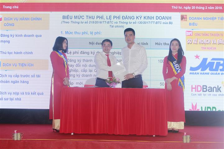 Nghệ An luôn đồng hành cùng doanh nghiệp trong mục tiêu phát triển (Trong ảnh: Sở Kế hoạch – Đầu tư ký cam kết với các ngân hàng trên địa bàn)