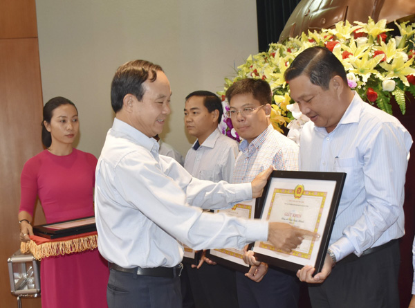 Đồng chí Chu Văn Tiến, Phó Bí thư Đảng ủy Khối Cơ quan tỉnh trao Giấy khen cho các đảng viên “Hoàn thành xuất sắc nhiệm vụ” 5 năm liền.