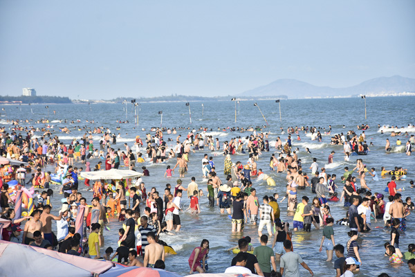 Khách du lịch tắm biển tại Bãi Sau (Vũng Tàu).