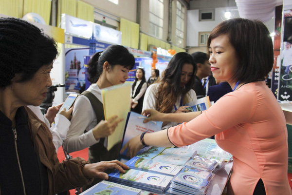 Du khách tìm hiểu thông tin về du lịch Côn Đảo  tại Hội chợ Du lịch Quốc tế Việt Nam.