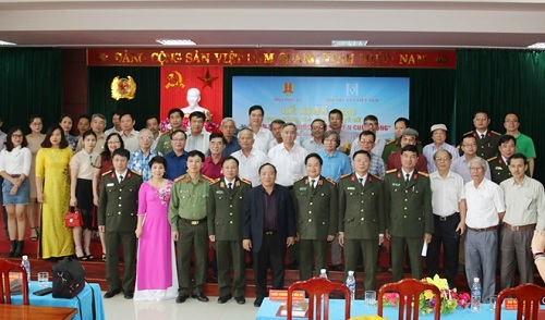 Các đại biểu dự Lễ khai mạc.