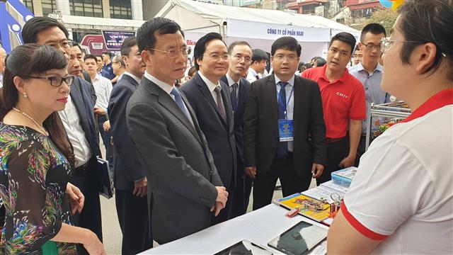 Bộ trưởng Bộ GD&ĐT Phùng Xuân Nhạ, Bộ trưởng Bộ TT&TT Nguyễn Mạnh Hùng cùng tham quan Triển lãm “Phát triển nguồn nhân lực CNTT-TT (ICT) trình độ cao: Gắn kết cơ sở giáo dục đại học-doanh nghiệp”. Ảnh: VGP/Nhật Nam