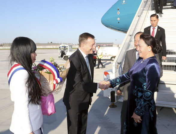 Các quan chức thủ đô Paris đón Chủ tịch Quốc hội Nguyễn Thị Kim Ngân tại sân bay Orly, thủ đô Paris. Ảnh: TRỌNG ĐỨC