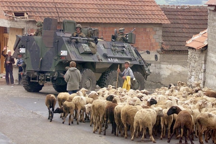 Xe thiết giáp Đức thuộc lực lượng NATO ở Orahovac, tây nam Kosovo vào tháng 6/1999.