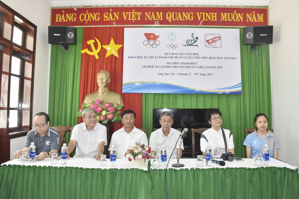 Ông Phan Anh Tuấn, Trưởng bộ môn Bóng bàn (Tổng cục TDTT) phát biểu tại lễ khai giảng.